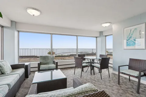 $329,500 | 1919 North Summit Avenue, Unit 1D, Milwaukee, WI 53202