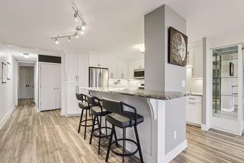 $329,500 | 1919 North Summit Avenue, Unit 1D, Milwaukee, WI 53202