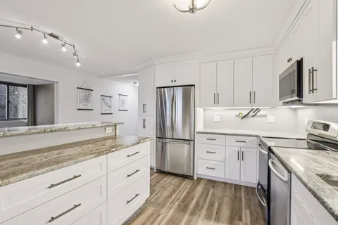 $329,500 | 1919 North Summit Avenue, Unit 1D, Milwaukee, WI 53202