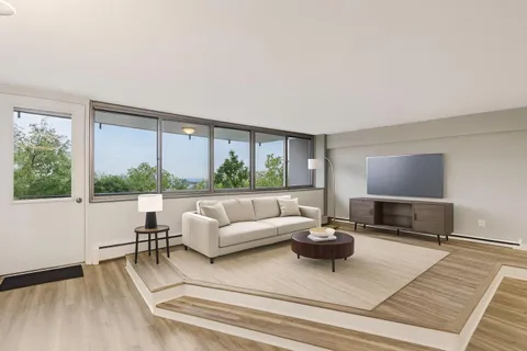 $329,500 | 1919 North Summit Avenue, Unit 1D, Milwaukee, WI 53202