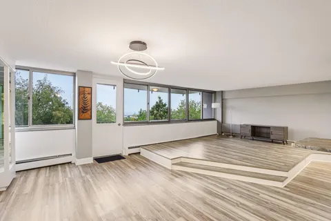 $329,500 | 1919 North Summit Avenue, Unit 1D, Milwaukee, WI 53202