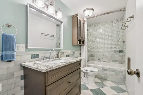 $329,500 | 1919 North Summit Avenue, Unit 1D, Milwaukee, WI 53202