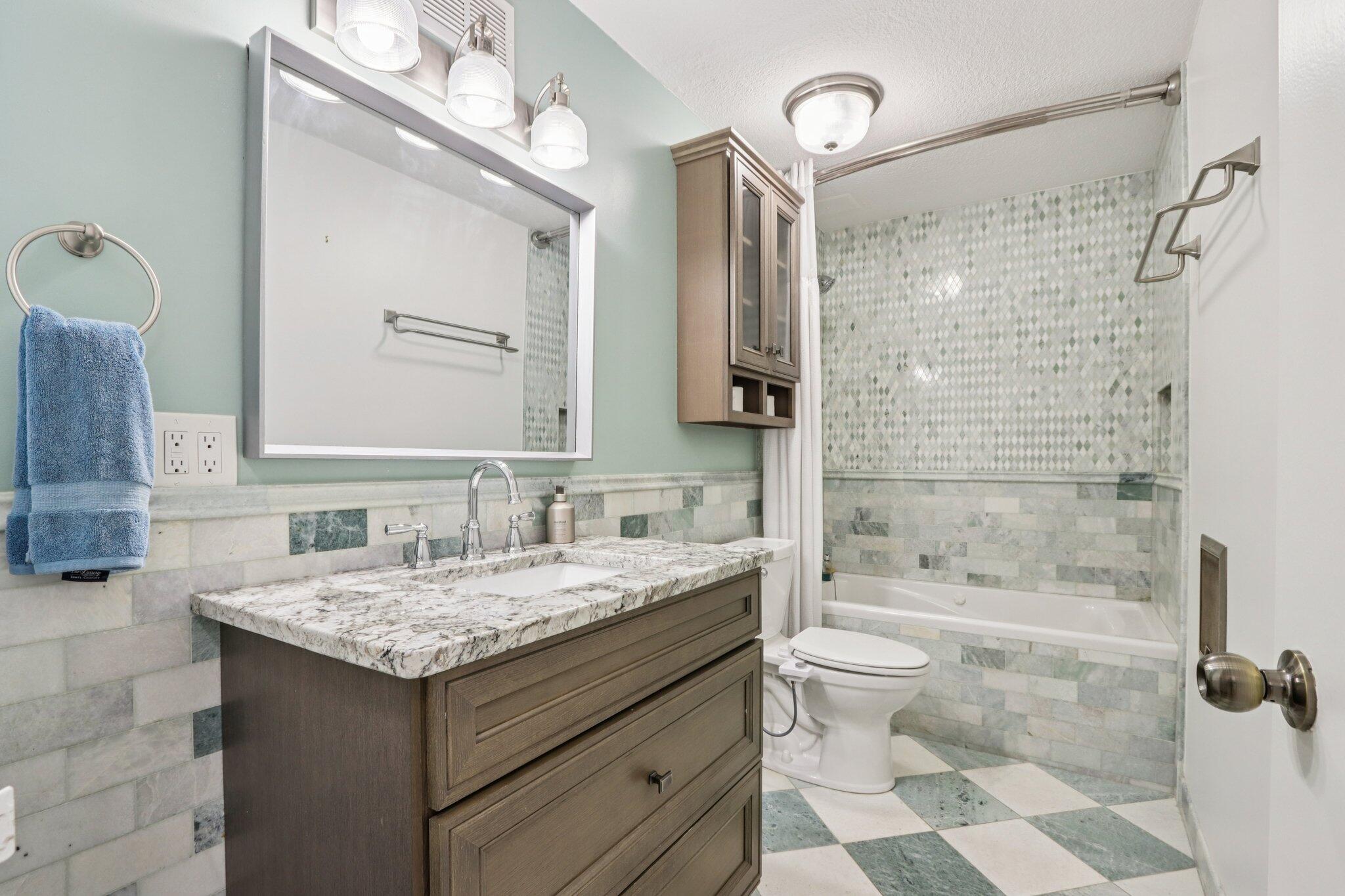 1919 North Summit Avenue, Unit 1D Milwaukee, WI 53202 - Photo 8 of 37 24-web-or-mls-N Summit Ave 1D-S1410-024