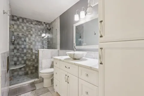 $329,500 | 1919 North Summit Avenue, Unit 1D, Milwaukee, WI 53202