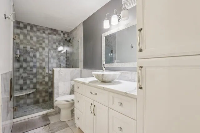 $329,500 | 1919 North Summit Avenue, Unit 1D, Milwaukee, WI 53202