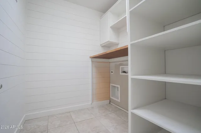 en empty room with ceiling fan and window