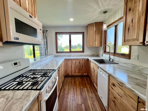 $300,000 | 18316 266th Street West, Illinois City, IL 61259