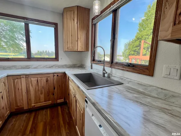 $300,000 | 18316 266th Street West, Illinois City, IL 61259