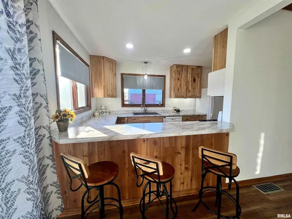 $300,000 | 18316 266th Street West, Illinois City, IL 61259