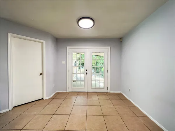 a view of empty room with window