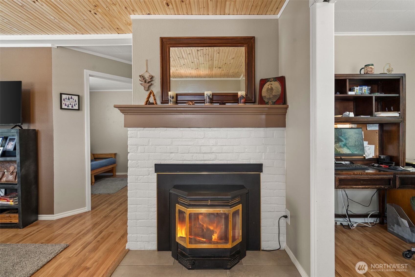 450 Cedar Street Toledo, WA 98591 - Photo 32 of 38 a living room with furniture and a fireplace