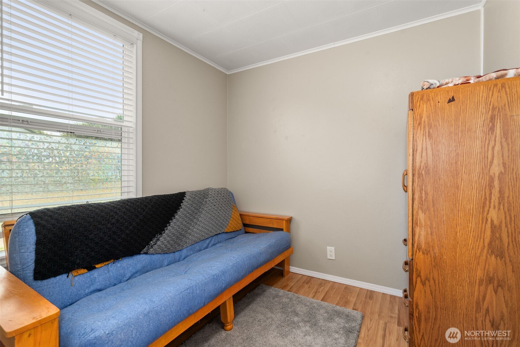 450 Cedar Street Toledo, WA 98591 - Photo 9 of 38 a blue and white sitting area with window