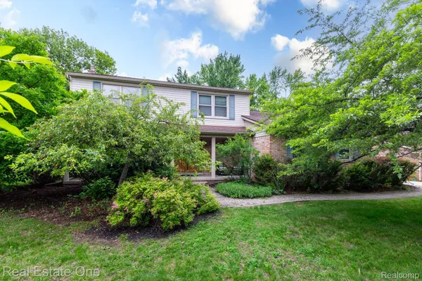 $424,900 | 6011 Walker Drive, Troy, MI 48085