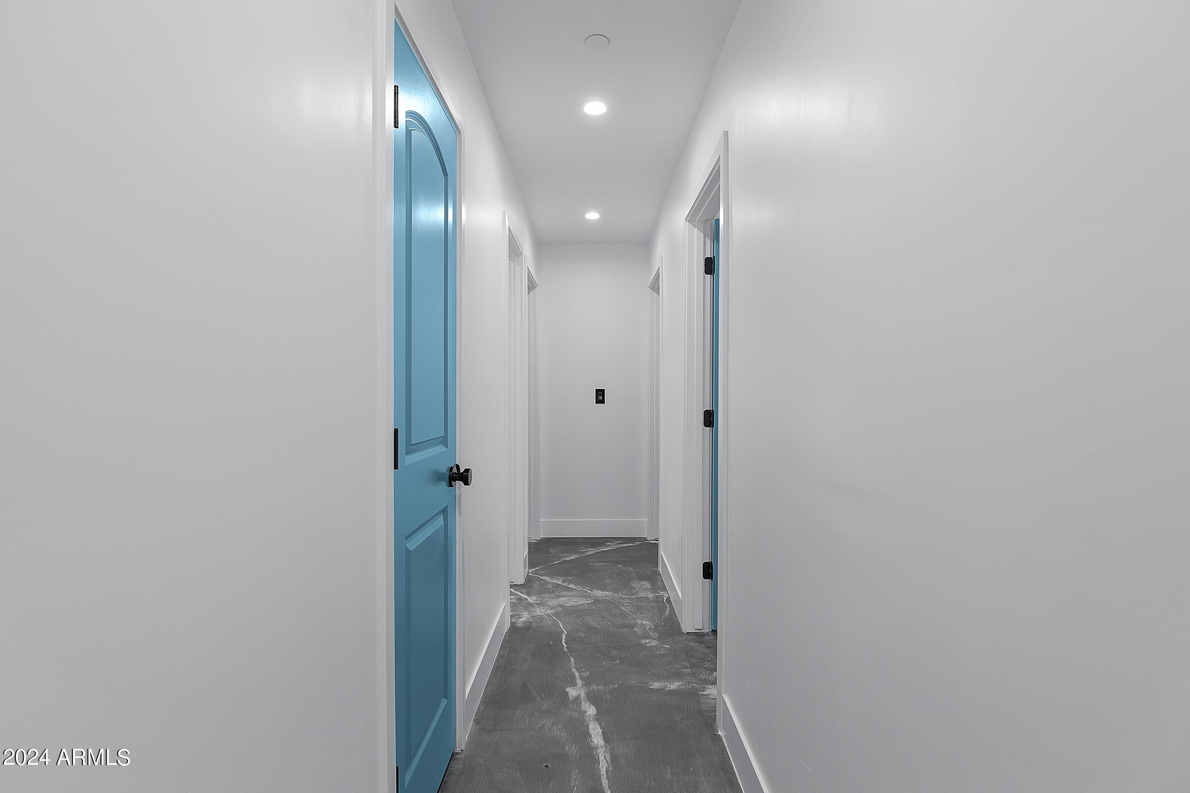 7308 East Granada Road Scottsdale, AZ 85257 - Photo 31 of 39 a view of hallway with a mirror