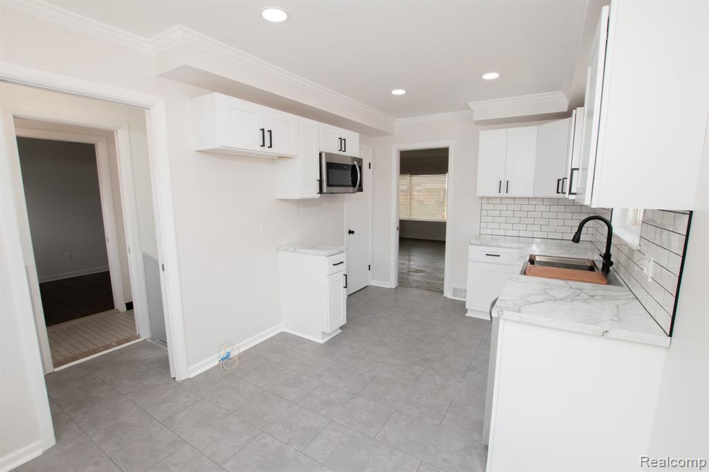 24684 Ridgecroft Avenue Eastpointe, MI 48021 - Photo 12 of 62