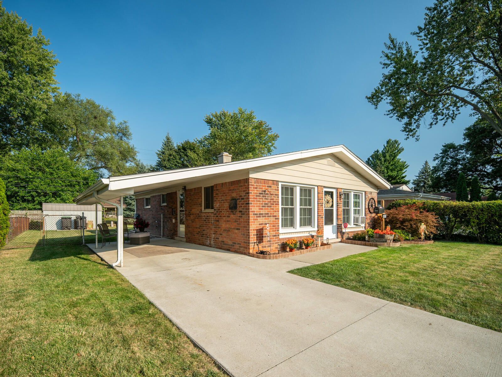 8951 Rackham Street Taylor, MI 48180 - Photo 3 of 29 Fresh and clean