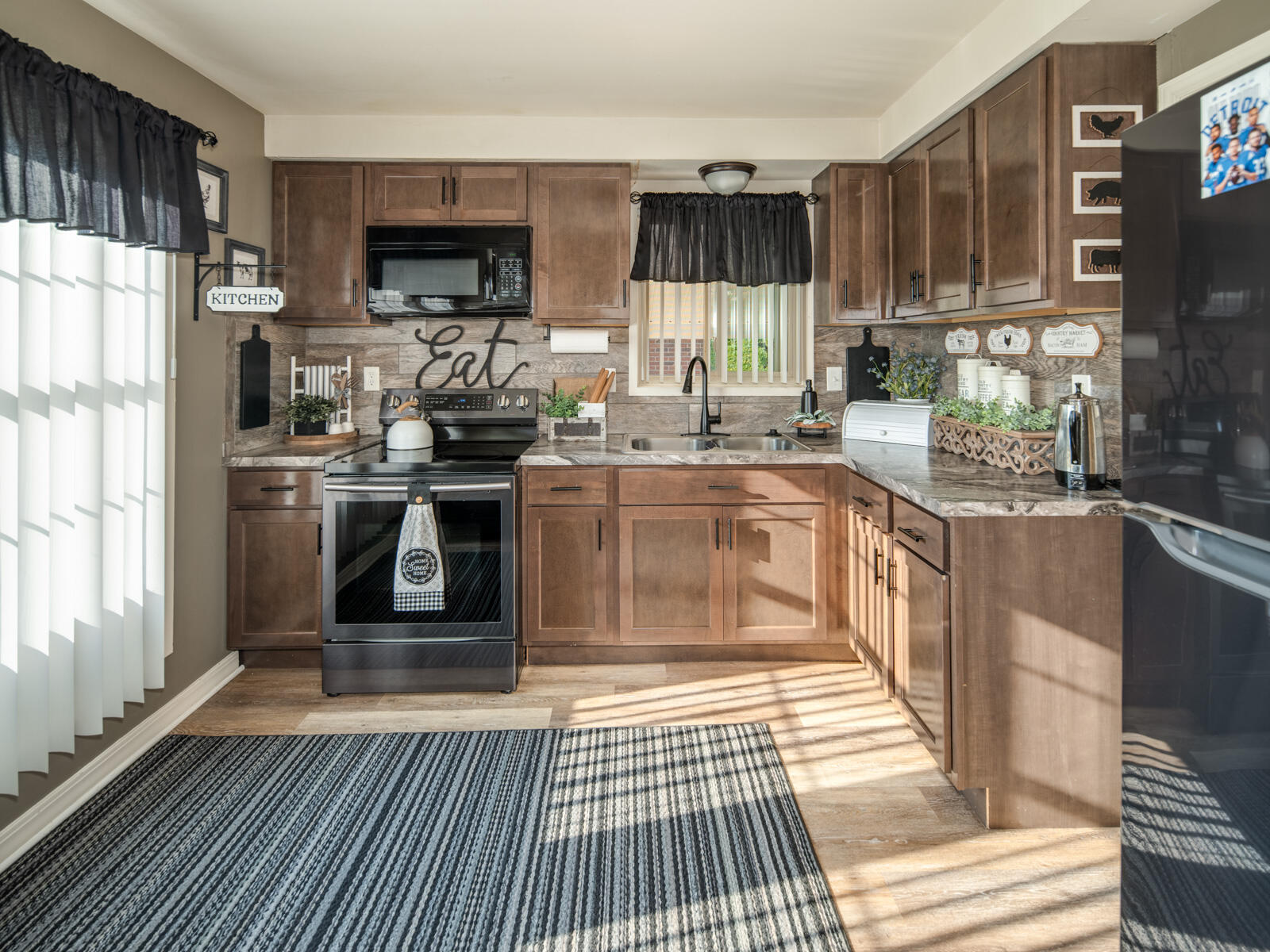 8951 Rackham Street Taylor, MI 48180 - Photo 5 of 29 Updated kitchen