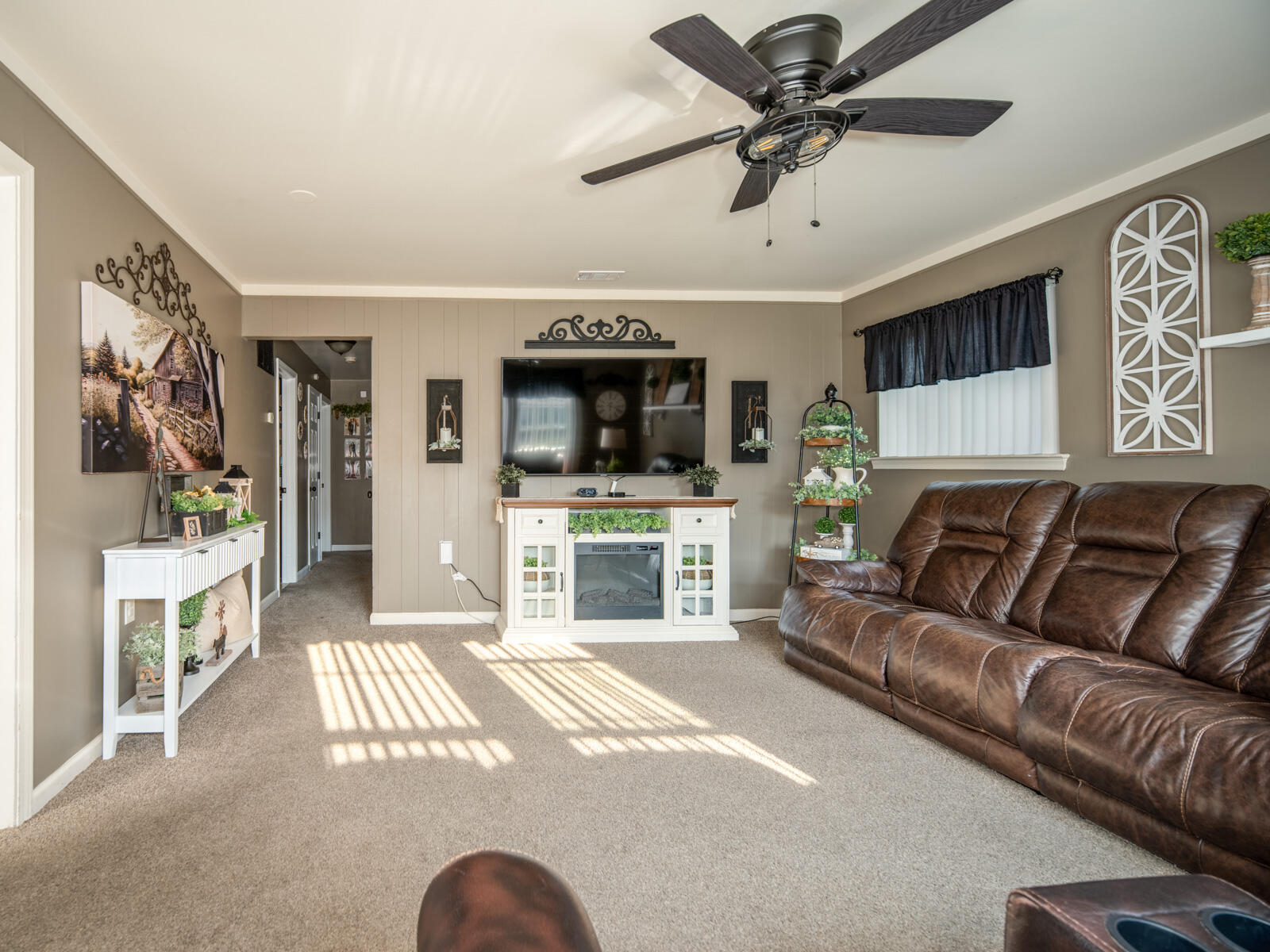 8951 Rackham Street Taylor, MI 48180 - Photo 9 of 29 Living Room