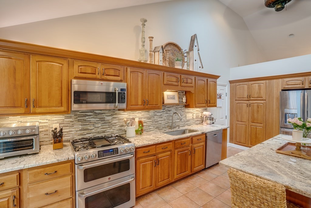 101 Davis Road Bedford, MA 01730 - Photo 5 of 42