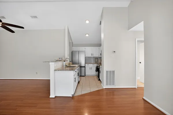 $275,000 | 30 Camberwell Court, The Woodlands, TX 77380