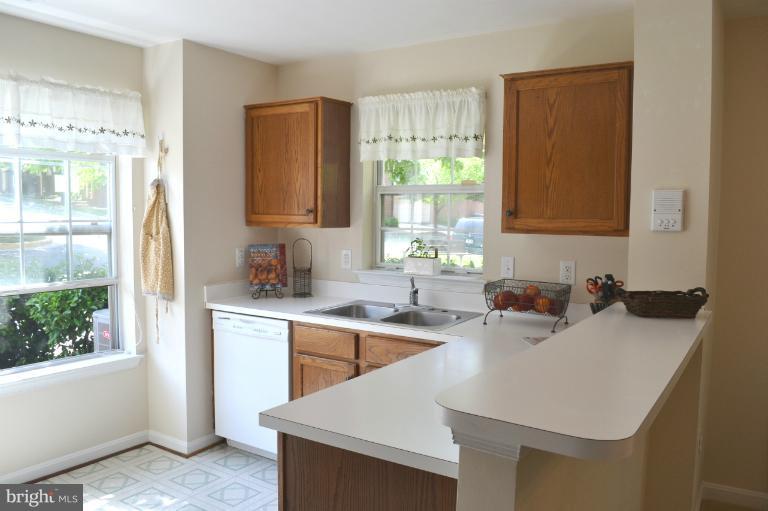 212 Ridgepoint Place, Unit 18 Gaithersburg, MD 20878 - Photo 3 of 30 Kitchen
