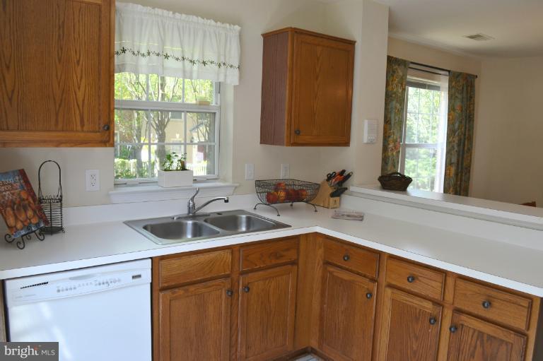 212 Ridgepoint Place, Unit 18 Gaithersburg, MD 20878 - Photo 22 of 30 Kitchen
