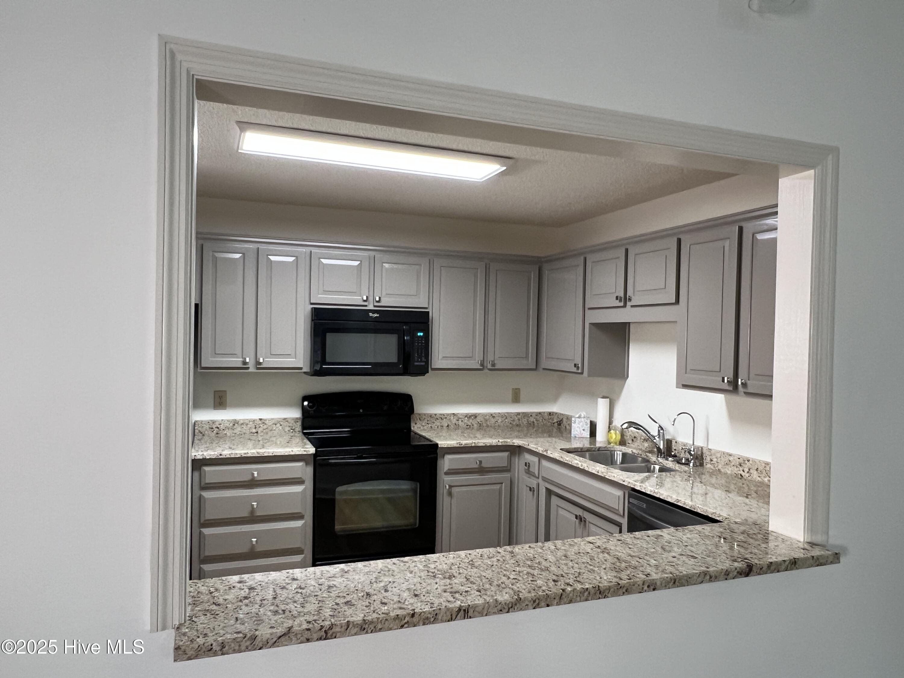 10 Pier Pointe, Unit POINTE New Bern, NC 28562 - Photo 5 of 64 serving bar