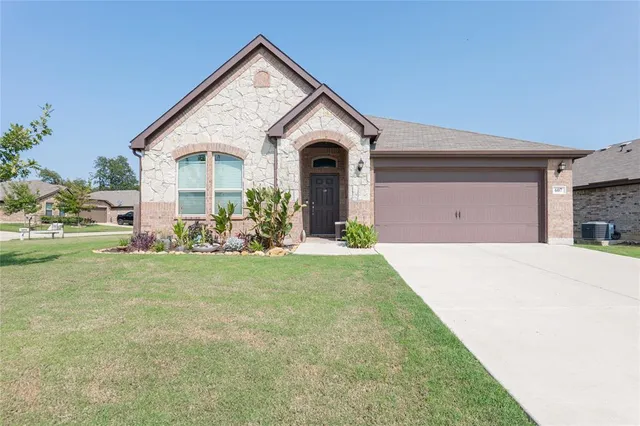 $2,490 | 607 Ridge View Way, Justin, TX 76247