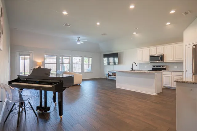 $2,490 | 607 Ridge View Way, Justin, TX 76247