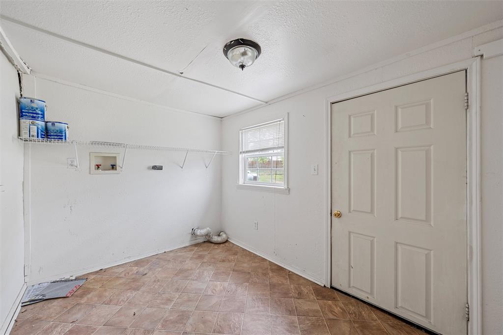 731 Highway 320 Lott, TX 76656 - Photo 11 of 16 a view of a livingroom with an empty space