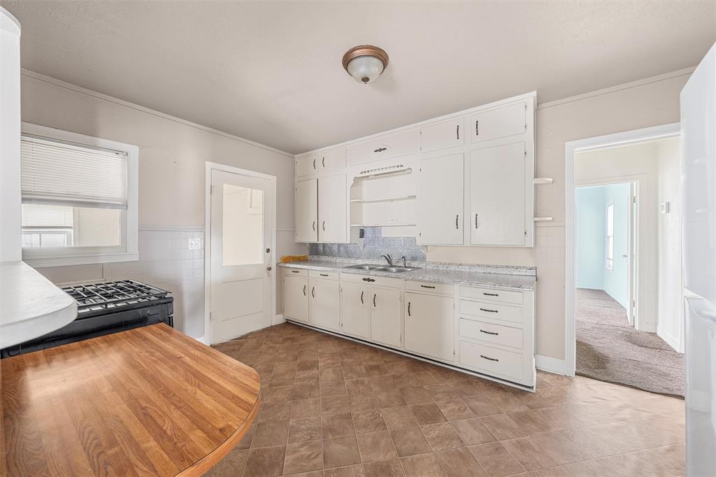 731 Highway 320 Lott, TX 76656 - Photo 4 of 16 a room with a dresser and a window