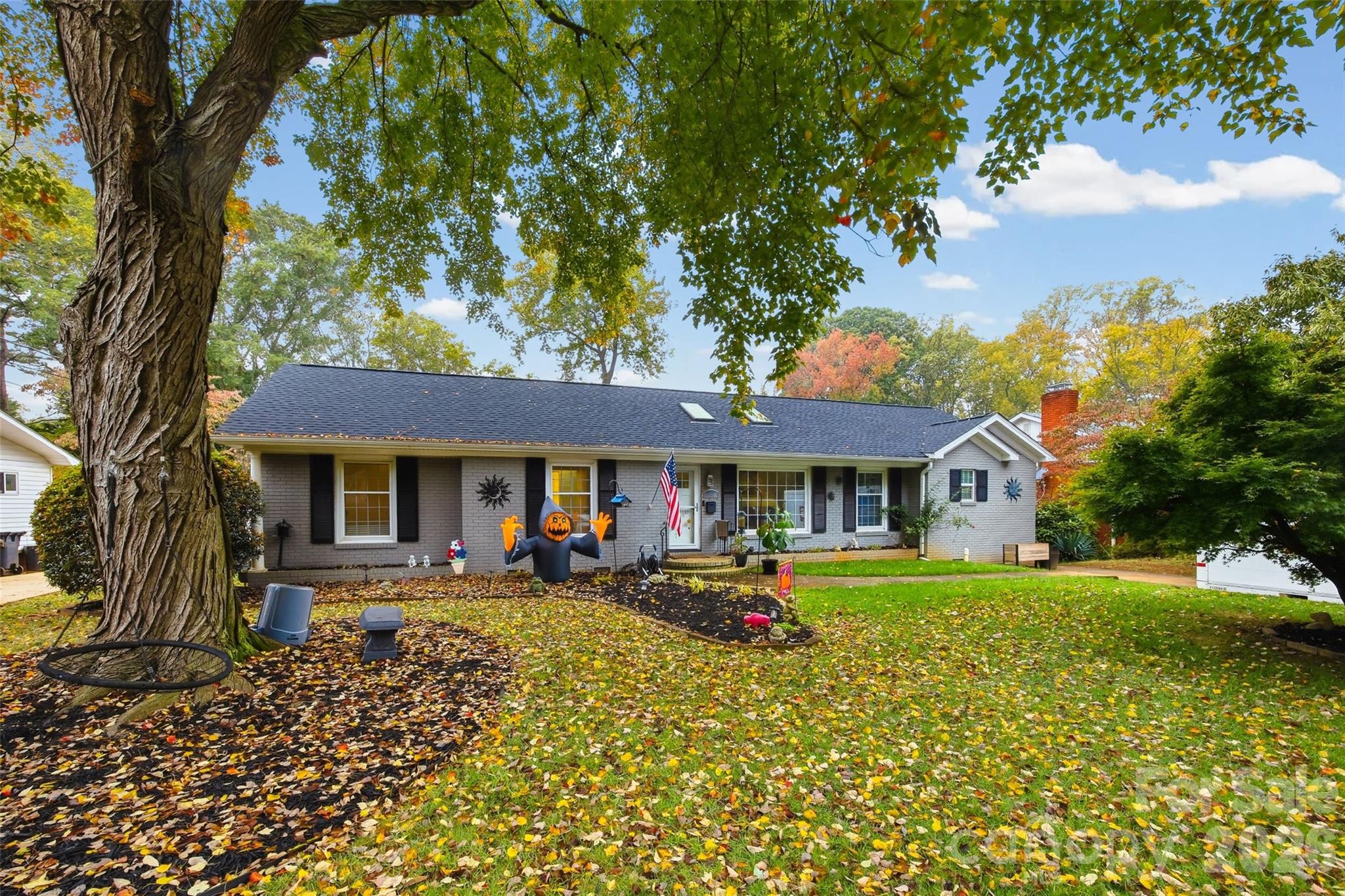 850 Burnley Road Charlotte, NC 28210 - Photo 6 of 38 a front view of a house with garden