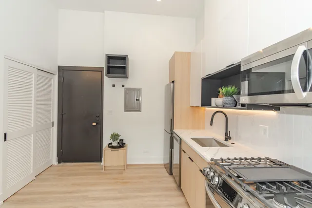 $2,350 | 2718 North Hampden Court, Unit 412, Chicago, IL 60614