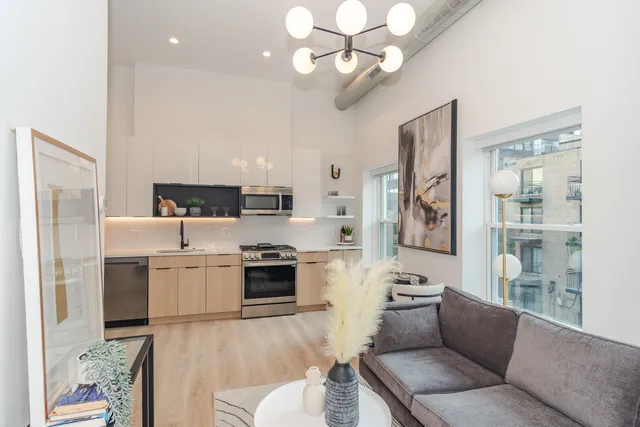 $2,350 | 2718 North Hampden Court, Unit 412, Chicago, IL 60614