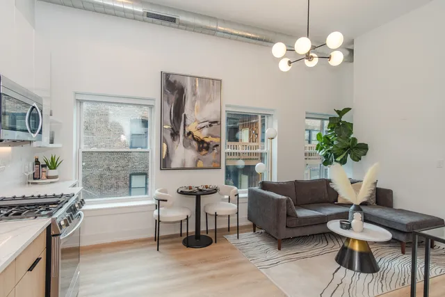 $2,350 | 2718 North Hampden Court, Unit 412, Chicago, IL 60614