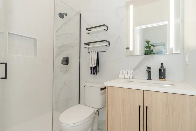 $2,350 | 2718 North Hampden Court, Unit 412, Chicago, IL 60614