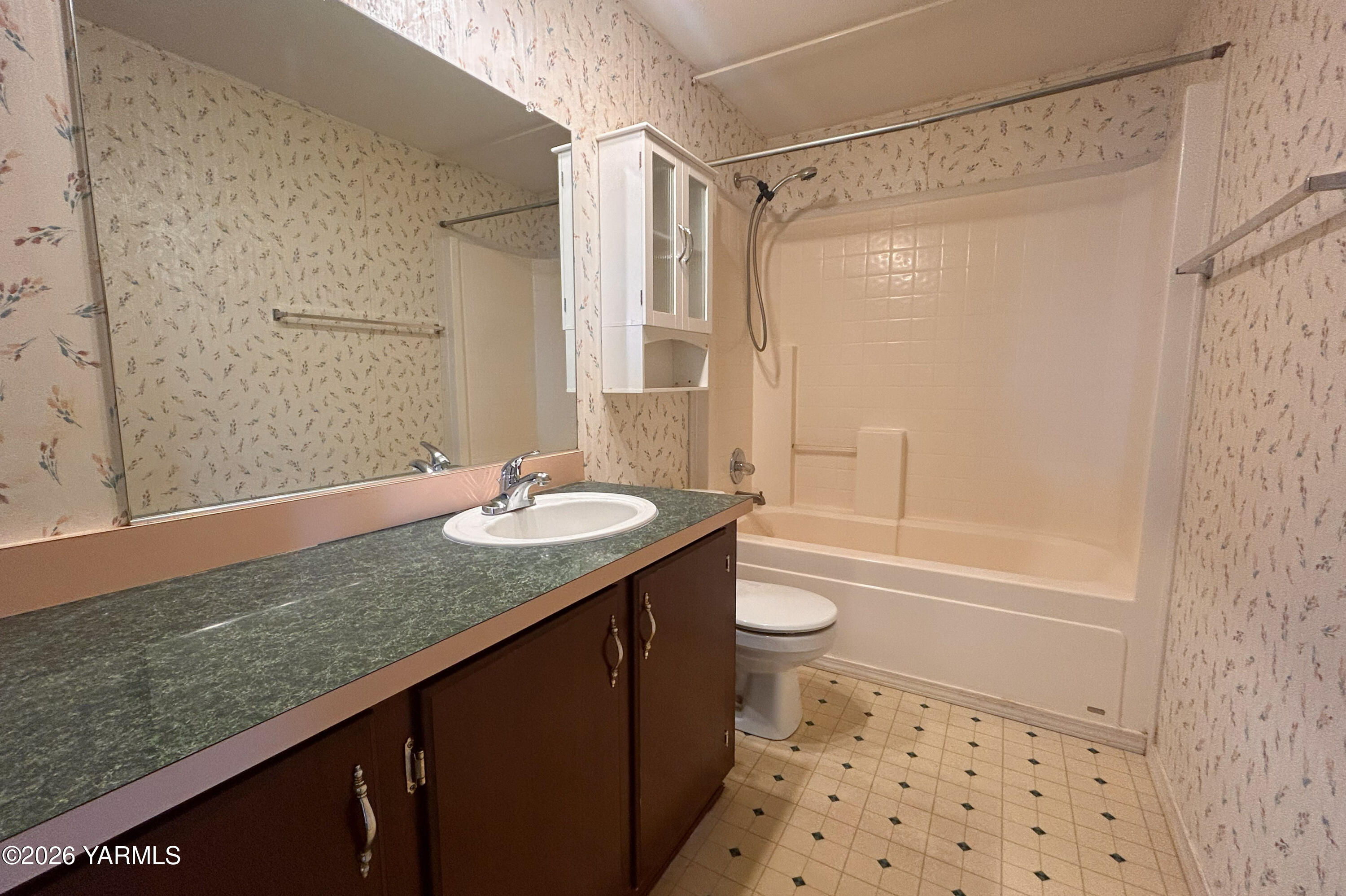2205 Butterfield Road, Unit 75 Yakima, WA 98901 - Photo 13 of 19 Second Bathroom