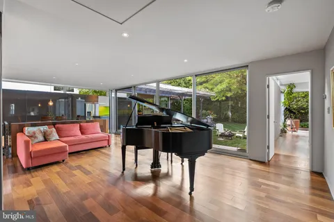 $1,575,000 | 7005 West Greenvale Parkway, Chevy Chase, MD 20815