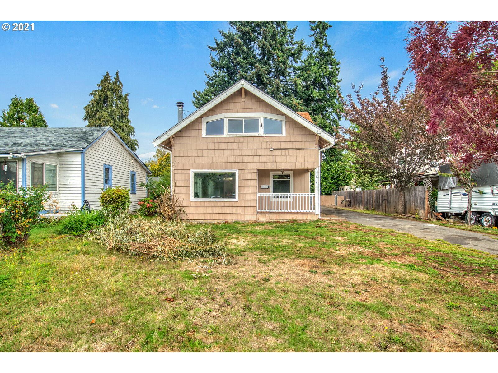 a view of a yard in front of house