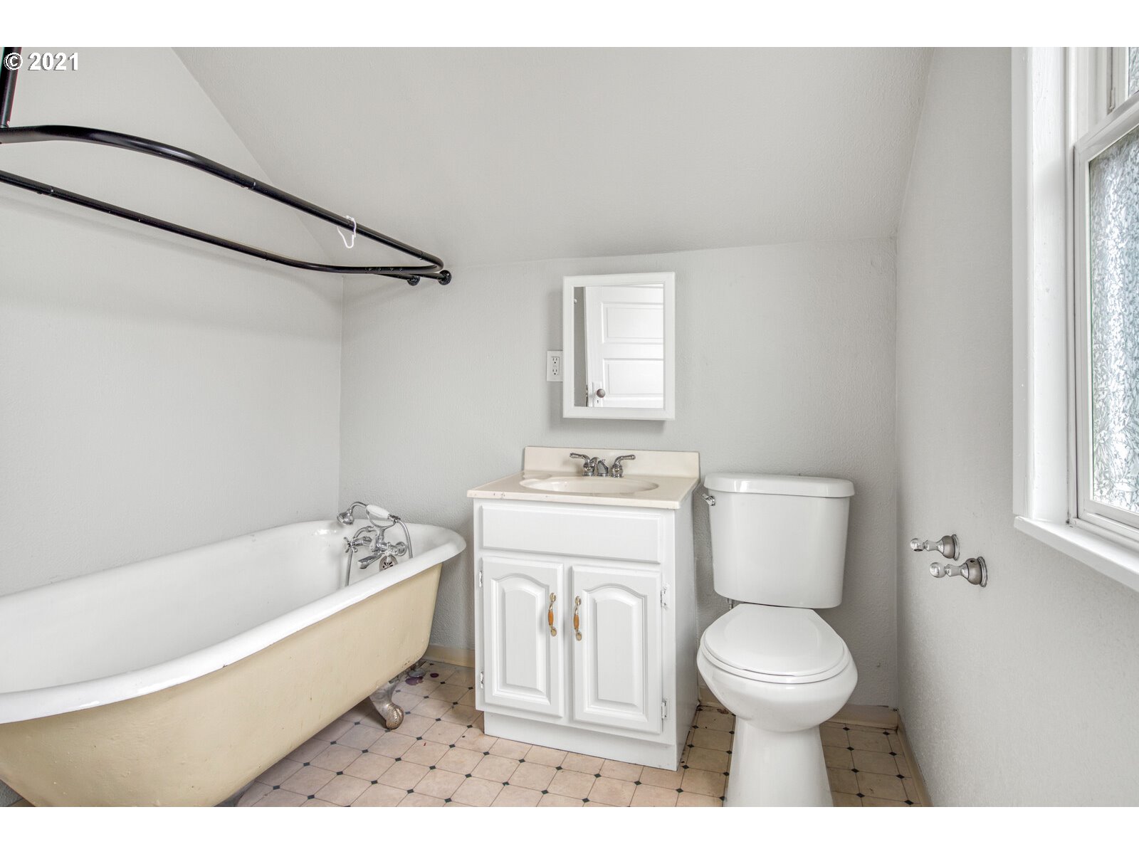 1215 2nd Street Northwest Salem, OR 97304 - Photo 22 of 32 a bathroom with a sink a toilet and bathtub