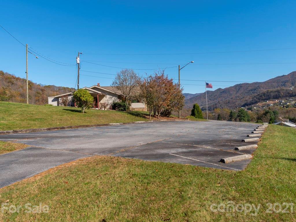 566 Walker Road Waynesville, NC 28786 - Photo 24 of 28 a view of a basketball court