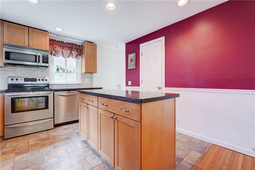 33 Catalpa Road Irondequoit, NY 14617 - Photo 3 of 22 Large Modern Kitchen