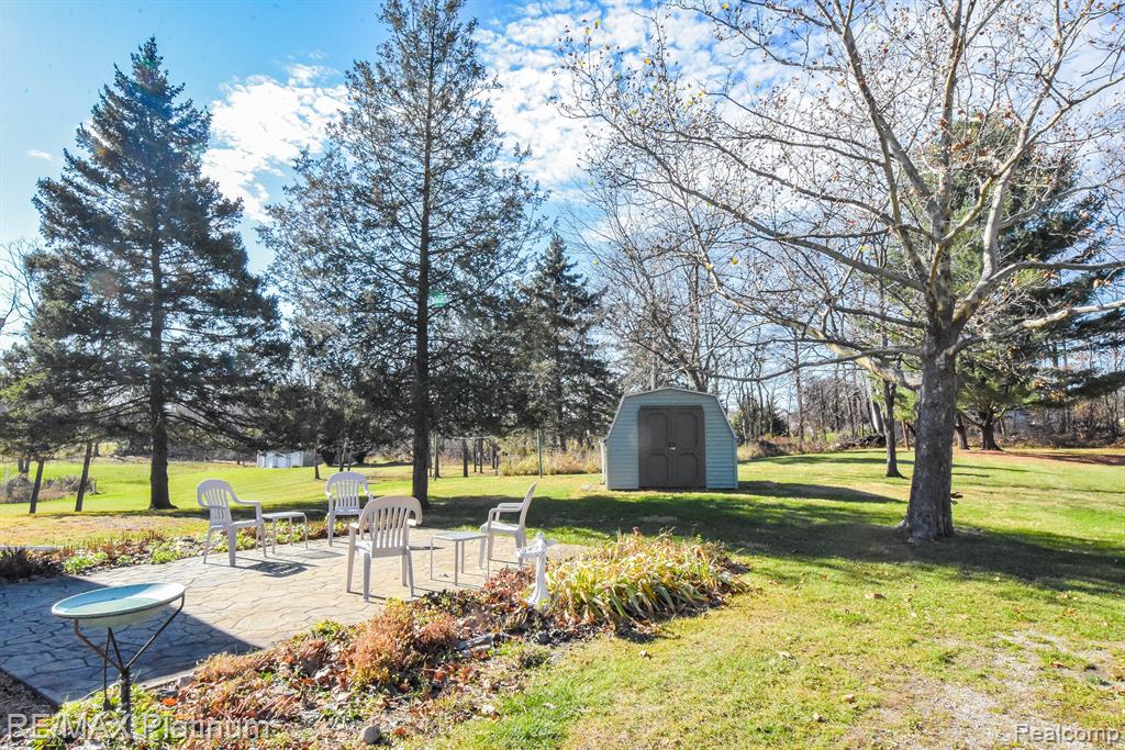 9449 Denton Hill Road Fenton, MI 48430 - Photo 8 of 56