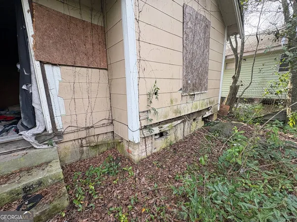 a view of a backyard with fence
