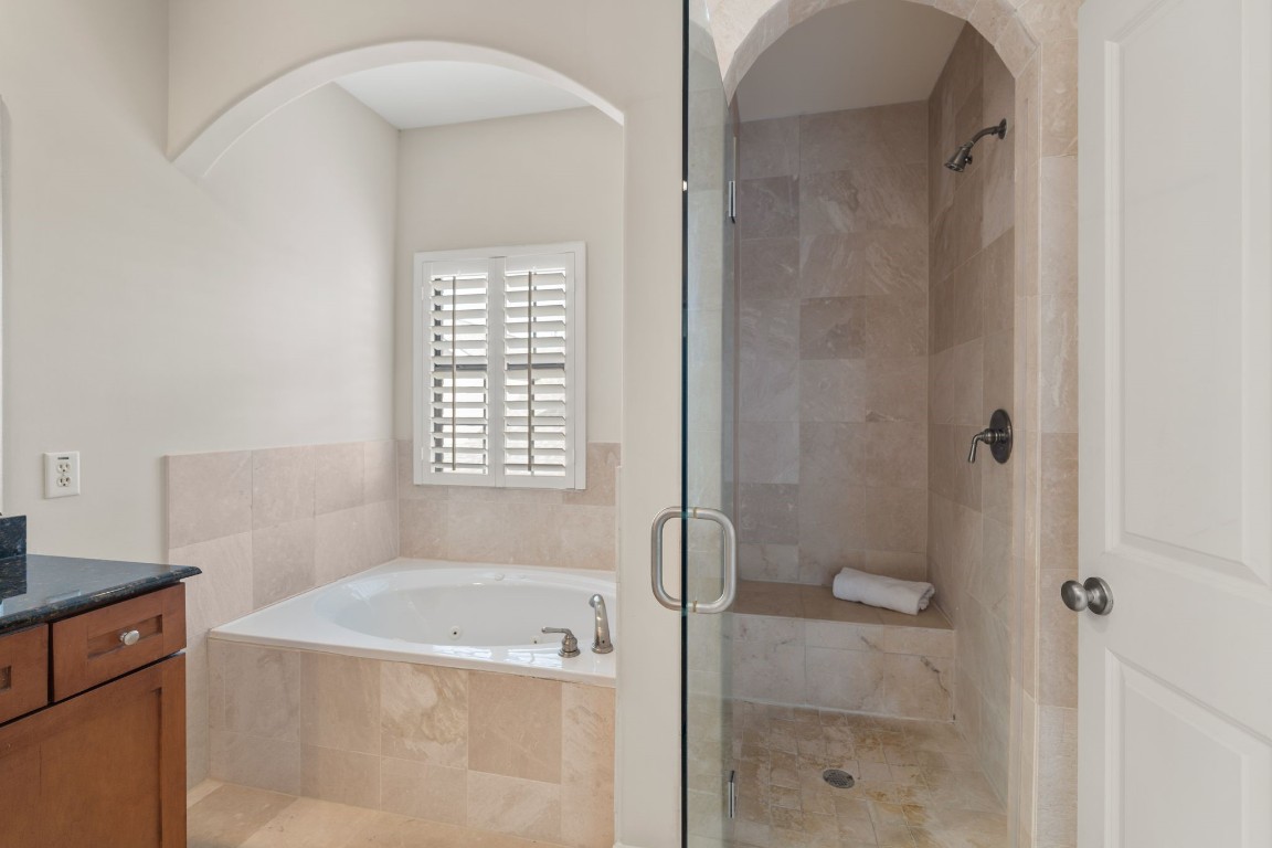 121 Roy Street Houston, TX 77007 - Photo 16 of 33 a bath room with a bath tub and a shower