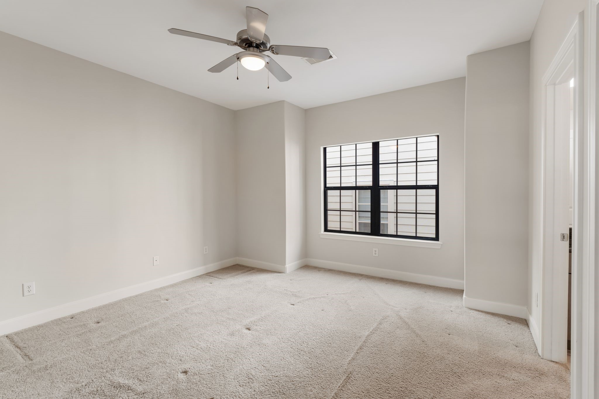 121 Roy Street Houston, TX 77007 - Photo 22 of 29 Fresh neutral paint and lots of natural light in the 3rd bedroom suite with full bath and walk in closet.