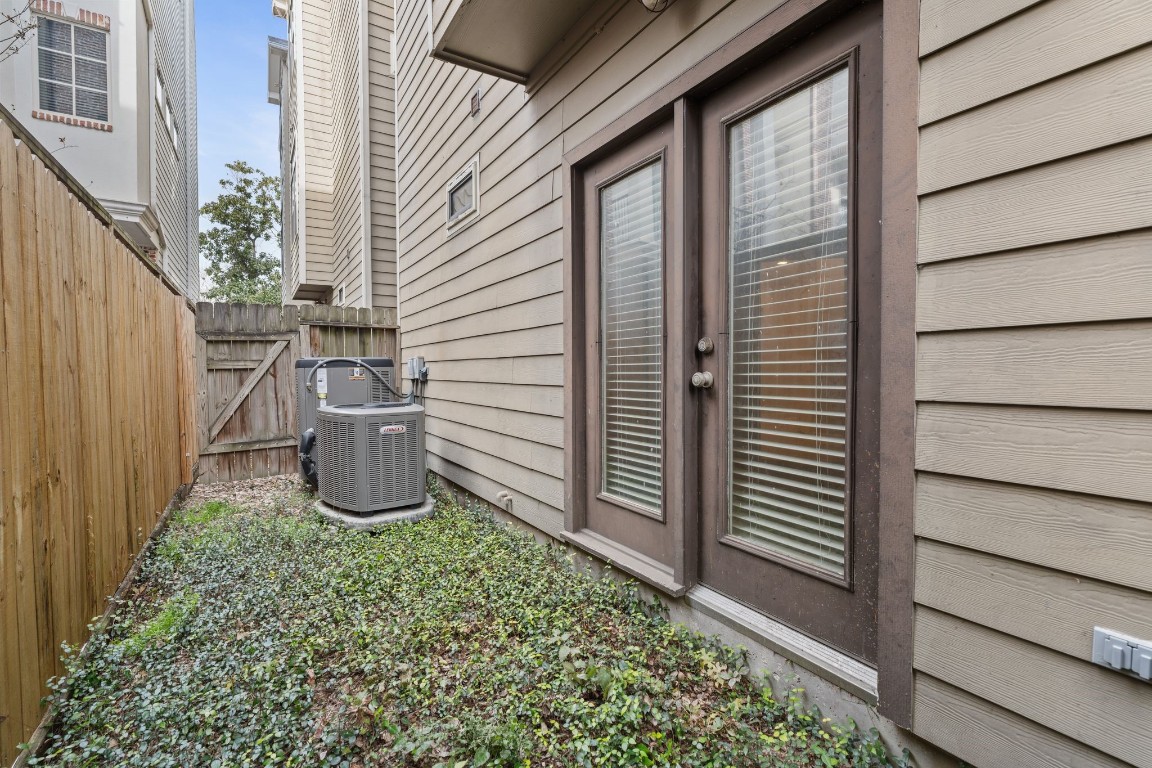 121 Roy Street Houston, TX 77007 - Photo 24 of 33 a house view with a outdoor space