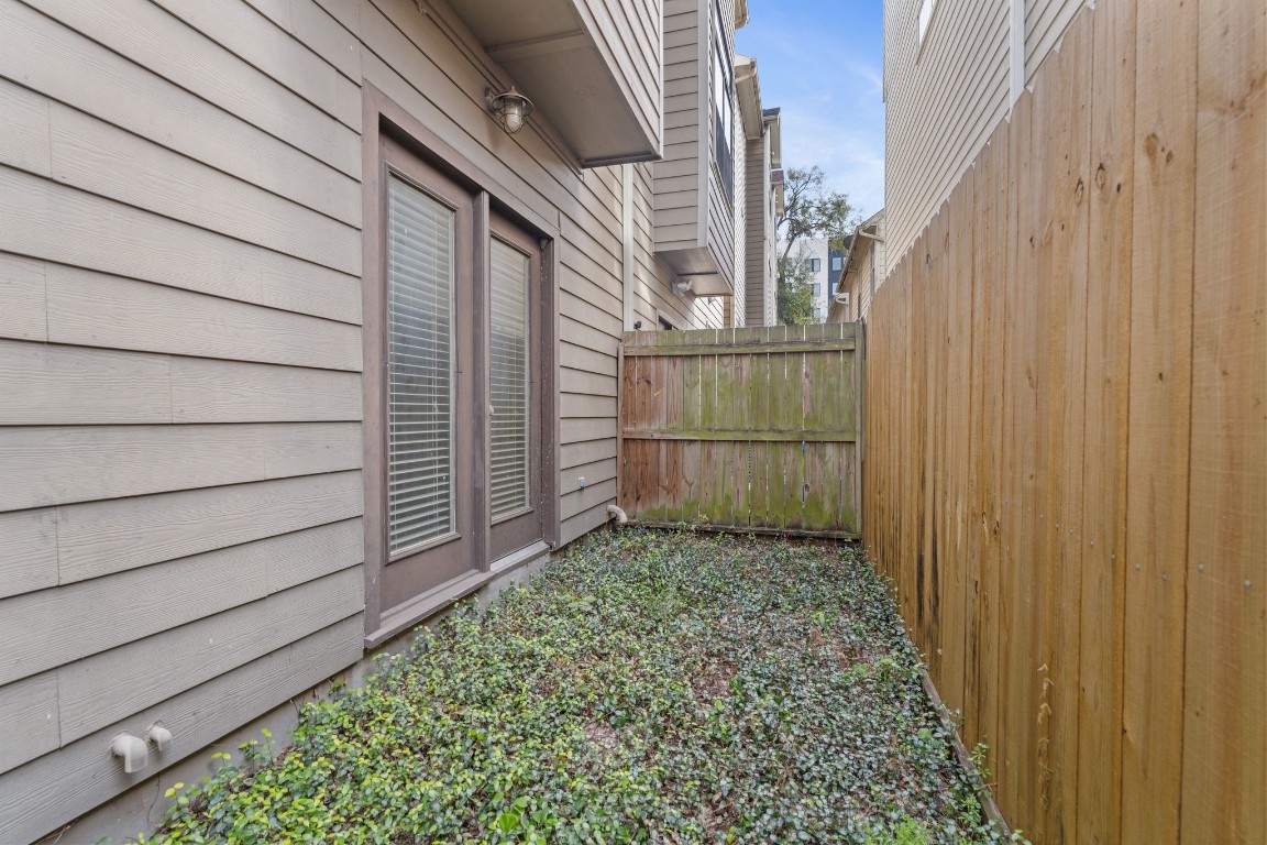 121 Roy Street Houston, TX 77007 - Photo 25 of 33 a view of a backyard