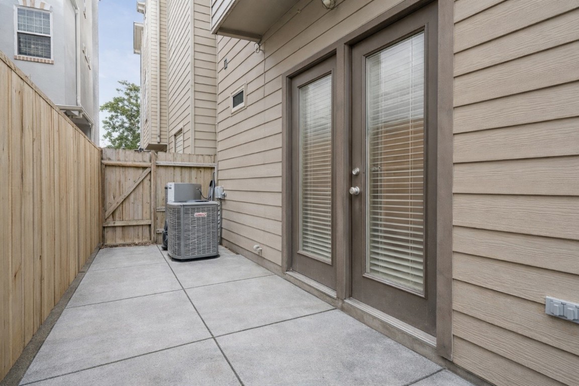 121 Roy Street Houston, TX 77007 - Photo 33 of 33 a view of a balcony with furniture