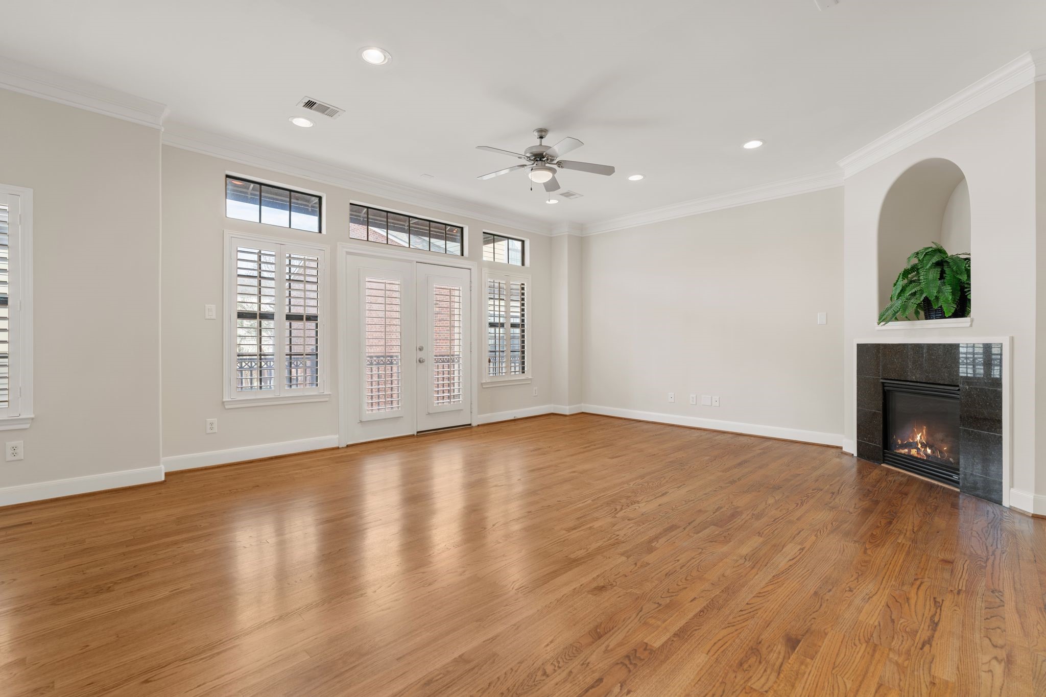 121 Roy Street Houston, TX 77007 - Photo 4 of 29 Spacious.